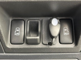 【両側スライドドア】駐車場で隣の車との間隔が狭く乗りにくい時、スライドドアなら安心!ドアオープン時も幅を取らず、開口部が広いので乗り降りがとっても簡単です。大きな荷物の出し入れも後席から可能♪