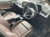 【コックピットシート】BMW車の主役席。車体中央にくる様に配置し車両重心とが一致する事でドライバーと車との一体感あるドライビングを実現。人間工学に基づき形成した形状が長時間のドライブ疲労も軽減します!