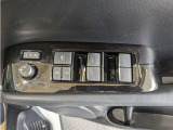 パワーウィンドウのスイッチですよ。 運転席に居ながら窓を開け閉めのコントロールできますよ。 ロック機能で、子供がイタズラして窓を開けるという事も無くなりますよ。