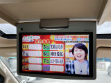 天井には、【フリップダウンモニター】も装備されております♪お子様など、ロングドライブでも退屈せず楽しくお過ごしいただけます。