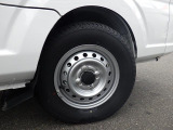 12インチスチールホイール装着車