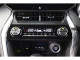 運転席と助手席、それぞれ温度調節ができ、オールシーズン快適なオートエアコンとなっております!
