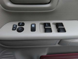 運転席のパワーウインドースイッチ部です。よく触れる場所だからこそ、使用状態があらわれますよね。ぜひこうした所もチェックしてください。