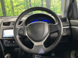 インテリアに合わせたデザインのステアリングは、運転される方のことも考え、運転しやすい形状、大きさです。是非一度、実際に触ってお確かめください。