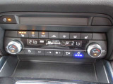 エアコンがフルオートエアコンなのはもちろんのことですが、デュアルタイプなので左右で分けることが可能です。また、シートヒーターやベンチレーションも装備されておりますので、とても快適にお過ごし頂けます。