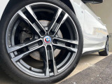 ●純正18インチアルミホイール:輸入車ならではの卓越した走りを支えるホイールと足回りです!日本車の走りに慣れている方にもぜひ体感して頂きたいほど、高いレベルでまとまっています!