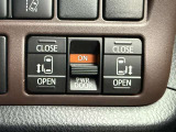 【両側パワースライドドア】スマートキーや運転席のスイッチで後席両側スライドドアの開閉が可能♪電動だから力を入れてドアを開ける必要が無く、小さなお子様でも簡単に開け閉めでき快適です♪