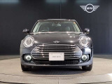 MINIのフロントグリルのデザインはイギリスで生まれた当初から、シルバーのサイドバーが折り重なった伝統的なデザインで御座います。その伝統はBMWのお車になってからでも少しずつ形を変えて守られております