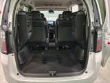 3列目シートを跳ね上げればラゲッジスペースを更に広く使えます。
