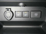 【シートヒーター搭載】シートを温めてくれる暖房機器です!長時間座っていると負担が掛かりやすい背中や腰、または冬場の寒い日に冷えやすい脚部に快適なぬくもりを♪
