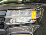 【LEDヘッドライト】悪天候や夜間走行時も良好な視界を確保し安心して運転できる高輝度LEDヘッドライトを装備!点灯速度が早く、消費電力も抑えられています。