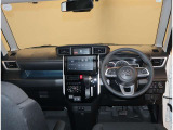 デザインもよく、居心地のよい運転席ですね。分かりやすいスイッチ類ですから操作もしやすく運転をサポートします。ぜひご来店いただき、実際にお座りいただいてステアリングを握ってみてください!