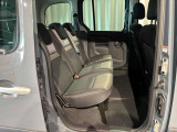 後部座席は足元広々でゆったりと乗れるスペースです♪