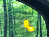 【ブラインドスポットインフォメーション】走行中、ドアミラーの死角になりやすい箇所に後続車が接近するとサイドミラー付近に警告を表示、ドライバーに注意喚起をしてくれます。