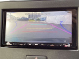 カラーで後方映像をモニターに映し出してくれるので、ショッピングモールのような狭い駐車場であったとしても障害物を見つけ、楽々駐車することができますね。