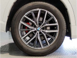 BMWの純正アロイホイールは軽量かつ強度にも優れているホイールで走行性能を引き上げる設計になっております。足元にもBMWは妥協がなくこだわっている個所になります。
