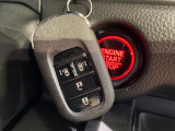 【Hondaスマートキー】カバンやポケットに入れたままでもドアの施錠・解錠が可能なスマートキーを装備。エンジンのオン・オフ時もカギを取り出す必要が無いからとっても便利です♪