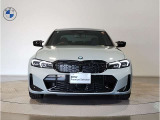 【BMWの伝統-1】BMWの特徴的な&ldquo;キドニーグリル&rdquo;は、80年以上続く伝統の形でございます。変わらないこだわりのデザインが、プレミアムブランド&ldquo;BMW&rdquo;を創り出します。