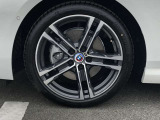 BMW純正18インチホイール。洗練されたデザインで、足元の個性を引き立てます。
