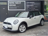 MINI COOPER C 5ドア ナノクホワイト/ブラックルーフのデモカー上がりが入荷!シンプルな色合いながらも一目でMINIと分かるシックな1台!MINIは好きだが色に迷う、、、そんな方にもオススメです!