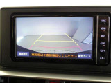 バックガイドモニター付き。車両後方の映像をナビ画面に表示し、駐車などの後退操作をサポートします。