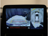 バックモニター付き。駐車の際のサポートとなり、必須アイテムのひとつですよね。それでも、バックする際は必ずご自身の目で確認をしてください。パノラミックビューで上から見下ろした視点でも確認できます!