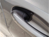 【デザインとの融合】BMWデザイナーが創り出したボディデザインを損なう事のない様に配置とデザインに拘っています。ドアノブについてもBMWの拘りに妥協はありません。