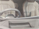 【ヘッドアップディスプレイ】現在の車速表示や目的地へのルート案内やメディア関連のリストを表示する事が可能です。視線移動を減らす事によりドライブに集中して頂けます。