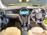 MINIの内装はとにかく『円』に拘ったデザインコンセプトが一目で伝わってきます。これほど円形に拘った車は他に御座いません。伝統のデザイン、トグルスイッチなど遊び心のある内装で御座います。