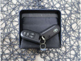 【スマートキー】キーをバッグやポケットに入れたままでもドアロックの開閉が出来るほか、エンジンキーを挿さなくてもエンジンスタートストップが出来ちゃいます!