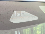 【スズキ セーフティサポート】走行中に前方の車両等を認識し、衝突しそうな時は警報とブレーキで衝突回避と被害軽減をアシスト。より安全にドライブをお楽しみいただけます。