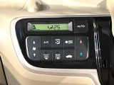 【オートエアコン】一度お好みの温度に設定すれば、車内の温度を検知し風量や温度を自動で調整。暑い&hellip;寒い&hellip;と何度もスイッチ操作をする必要はありません。快適な車内空間には必須の機能ですね♪