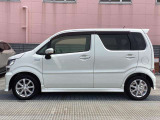 純正アルミで全体的にデザインがまとまっています。車も人も、オシャレはまずは足元からですね。