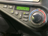 【オートエアコン】一度お好みの温度に設定すれば、車内の温度を検知し風量や温度を自動で調整。暑い&hellip;寒い&hellip;と何度もスイッチ操作をする必要はありません。快適な車内空間には必須の機能ですね♪