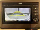 リバースギアに入れるだけで後方の表示へ切り替わります。夜間や雨の日の駐車も楽になりますよ。