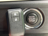 【キーレススタートシステム】カバンやポケットに入れたままでもドアの施錠・解錠が可能なスマートキーを装備。エンジンのオン・オフ時もカギを取り出す必要が無いからとっても便利です♪