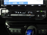 オートエアコンを装備しておりますので、四季を通じて車内を快適な温度に保つことが出来ます!高級感が有りますね!