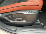 運転席は10Wayの電動シートになっています。ドライバーの体格に合わせたドライビングポジションを設定出来ます。また、2人分のポジションをメモリー出来るのでいつでも自分のポジションに戻せます♪