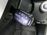 【レーダークルーズコントロール】(全車速追従機能付)付きです。車速に応じて追従支援してくれるので、ロングドライブも快適です。詳細は販売店スタッフまでおたずねください。