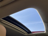 【サンルーフ】解放感溢れるサンルーフ!!車内には爽やかな風や太陽の穏やかな光が差し込みます♪