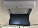 【フリップダウンモニター】大画面モニターで後席でもエンタメをお楽しみいただけます。小さなお子様にも大人気の装備です♪