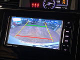 【バックカメラ】駐車時に後方がリアルタイム映像で確認できます。大型商業施設や立体駐車場での駐車時や、夜間のバック時に大活躍!運転スキルに関わらず、今や必須となった装備のひとつです!