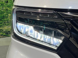 【LEDヘッドライト】悪天候や夜間走行時も良好な視界を確保し安心して運転できる高輝度LEDヘッドライトを装備!点灯速度が早く、消費電力も抑えられています。