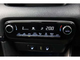 室内を快適温度にするオートエアコン!スイッチもシンプルで操作しやすく、オールシーズン快適なドライブに出かけられますね♪