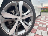 ●純正17インチアルミホイール:輸入車ならではの卓越した走りを支えるホイールと足回りです!日本車の走りに慣れている方にもぜひ体感して頂きたいほど、高いレベルでまとまっています!