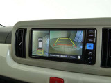 パノラミックビューモニター付きです。車両を上から見たような映像を画面に表示。運転席からの目視だけでは見にくい、車両周辺の状況をリアルタイムでしっかり確認できます。