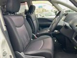 運転席まわりには十分なスペースがあり、大柄な方でもゆったり運転していただける環境です。