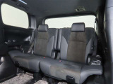 便利な5:5分割可倒式シートです。収納と乗車人数のバランスに優れています♪荷物の大きさに応じたラゲージスペースをフレキシブルに作り出せるので、シーンに応じた使い方ができます♪