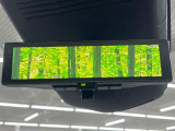 【インテリジェントルームミラー】後席の大きな荷物や同乗者で後方が確認しづらい時でも安心!カメラが撮影した車両後方の映像をルームミラー内に表示。クリアな視界で状況の確認が可能です!