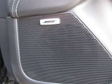 BOSEサウンドシステムを搭載。「良い音を出す」ではなく、その車種のごとに特徴を計算(車種専用設計)し、「反響音」を作り出すことによってどの座席でも自分中心で音が聴こえ、「心地よい空間」を作り出します。